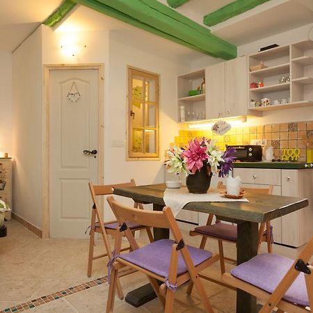 Studio With Garden In Ровинь Экстерьер фото