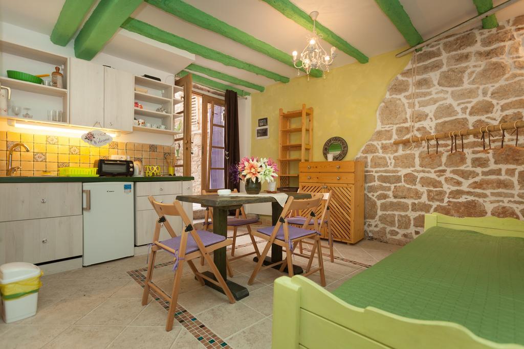 Studio With Garden In Ровинь Экстерьер фото