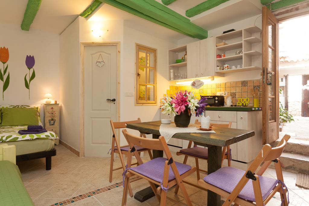 Studio With Garden In Ровинь Экстерьер фото