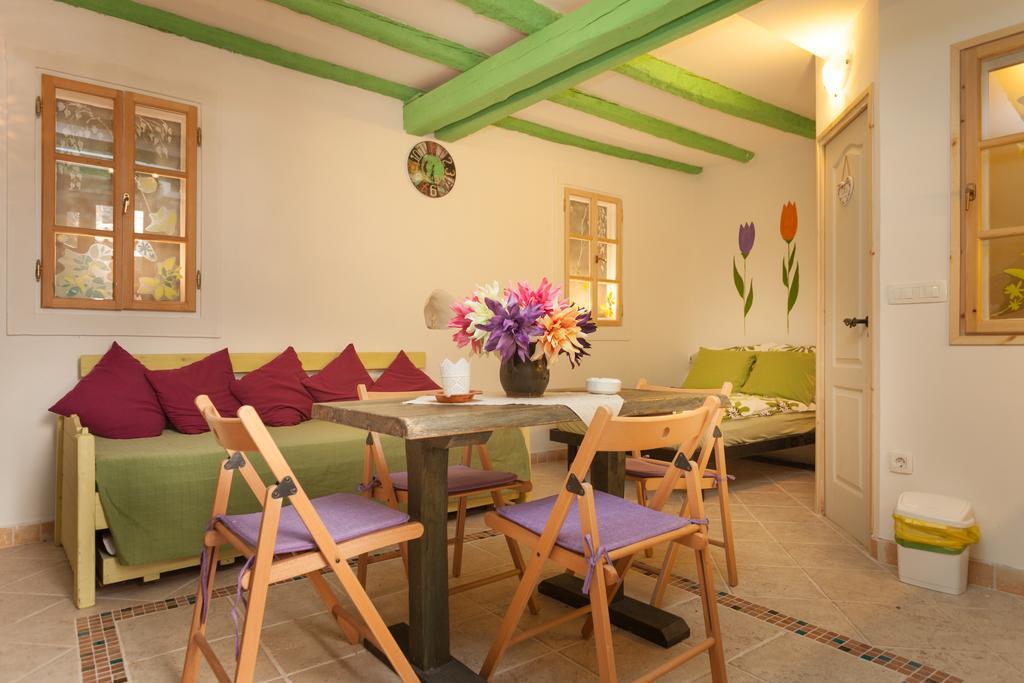 Studio With Garden In Ровинь Экстерьер фото