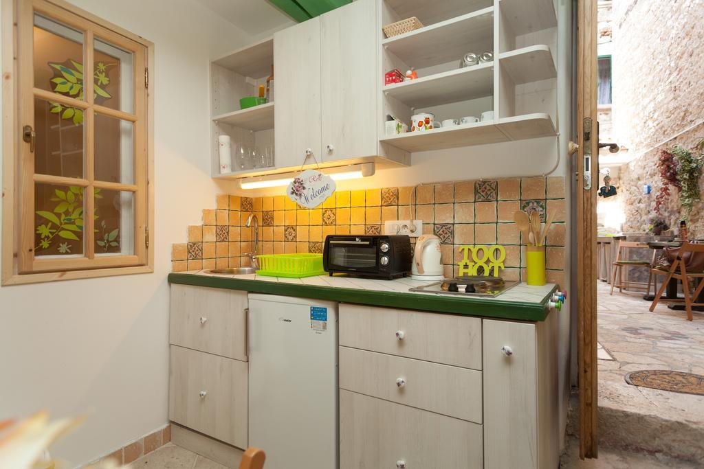 Studio With Garden In Ровинь Экстерьер фото